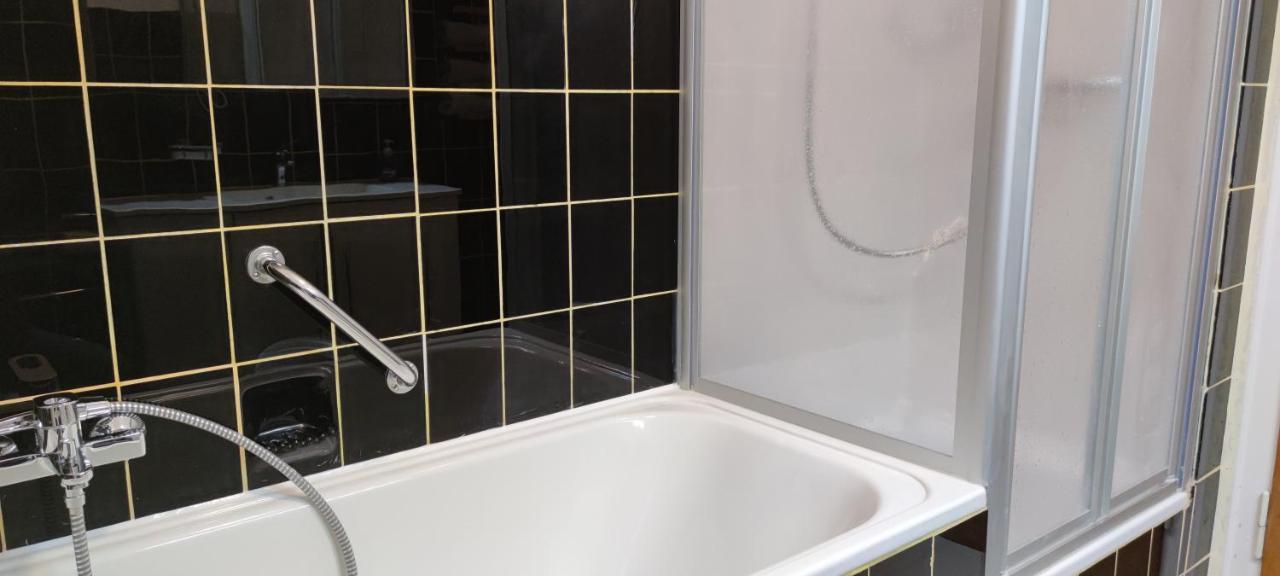 Schoene Und Optimal Gelegene Wohnung Og Weisskirchen מראה חיצוני תמונה